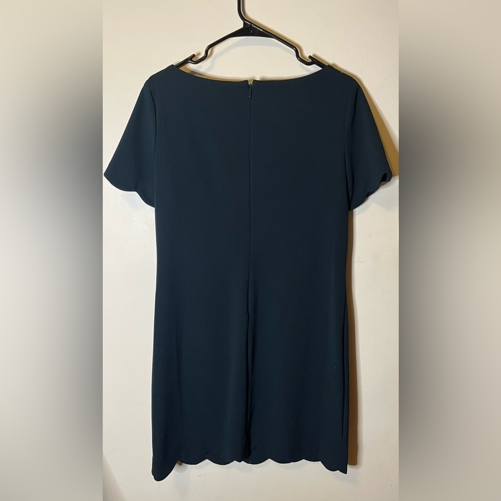 Ann Klein women's scalloped hem shift dress lined green size 10 - Picture 3 of 4